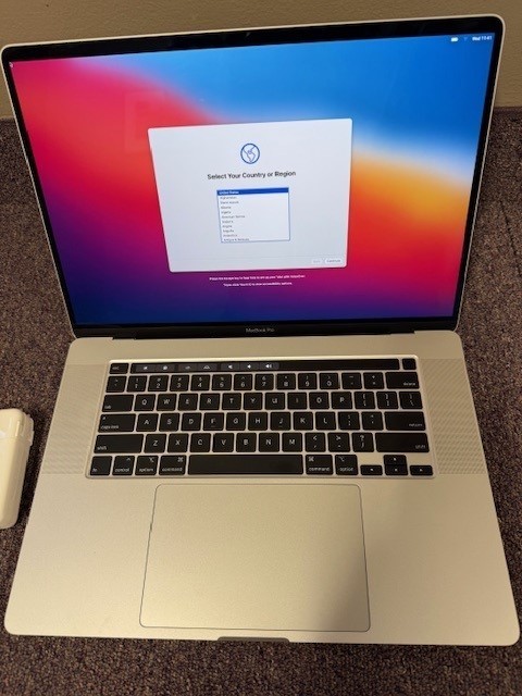 Apple MacBook Pro 16″ Intel Core i7 2.6GHz 16GB 512GB A2141 MVVL2LL/A 2019