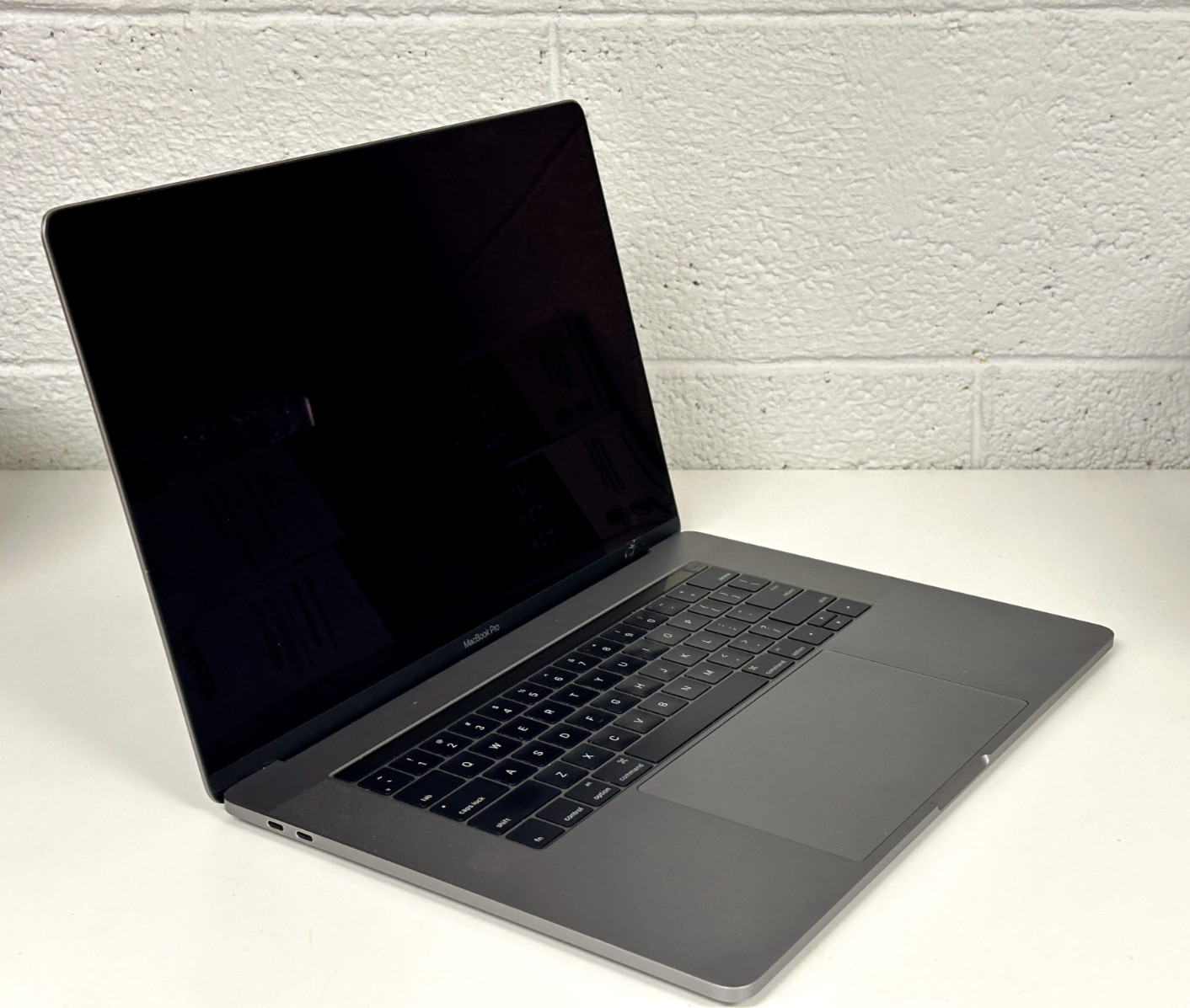 Apple MacBook Pro 15″ Intel i7 6th 2.60 GHz 16GB 256GB A1707 Late 2016 MLH32LL/A