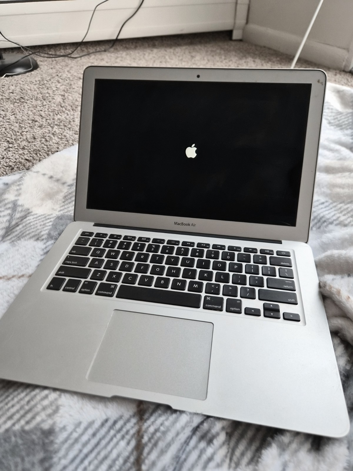 Apple MacBook Air 2015 13″ (128GB SSD, Intel Core i5 5th Gen,1.6GHz, 4GB) Laptop