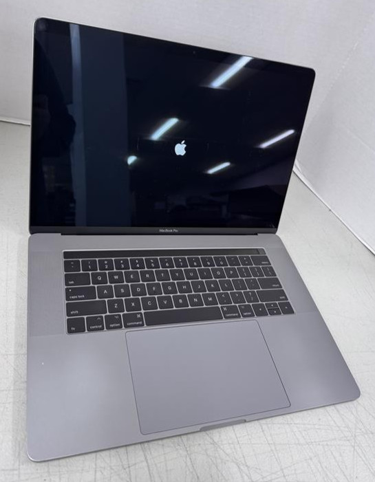 Apple MacBook Pro 15″ 2017 A1707 i7-7700HQ 2.8GHz 16 GB RAM 512 GB SSD AMD 555