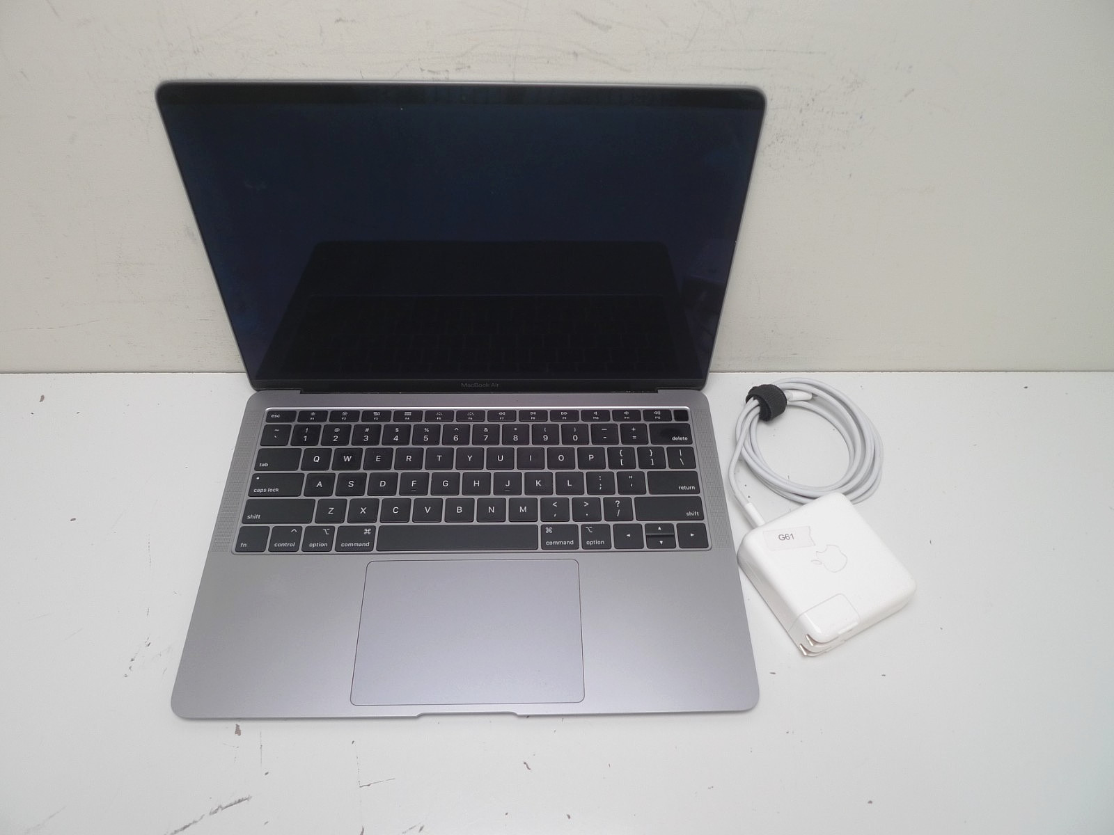 MacBook Air 8,2 13″ 2019 | i5-8210Y | 8GB RAM | 256GB NVMe | 327 Cycles | READ