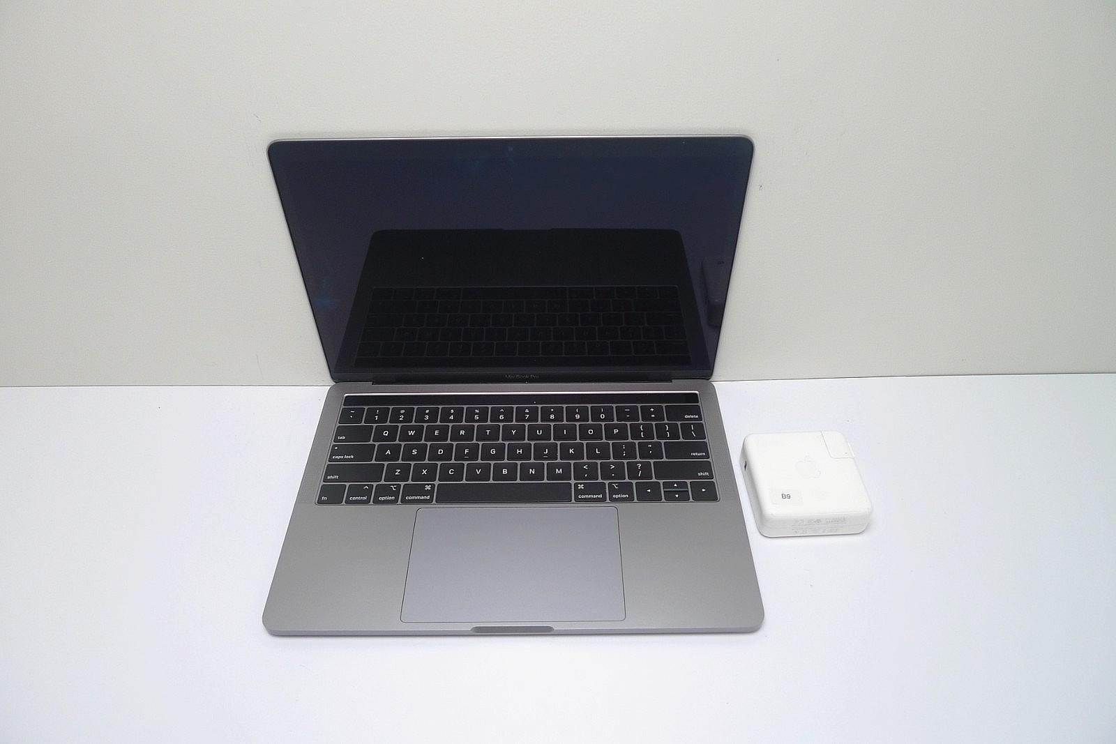 MacBook Pro 13″ 2018 | i5-8259U | 16GB RAM | 256GB NVMe | 202 Cycles | Read