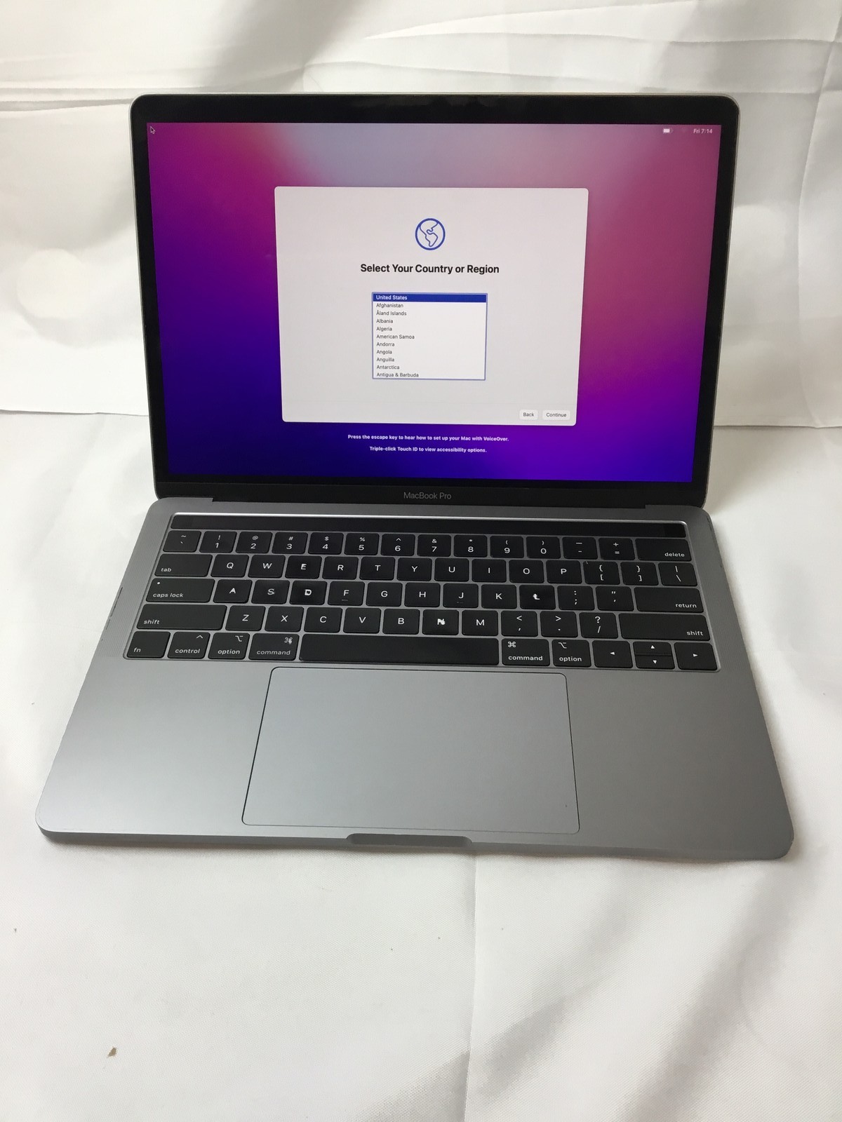 Apple MacBook Pro (M2018) “Core i5″ 13.3” 2.3 GHz 8 GB 256 GB SSD Grade C