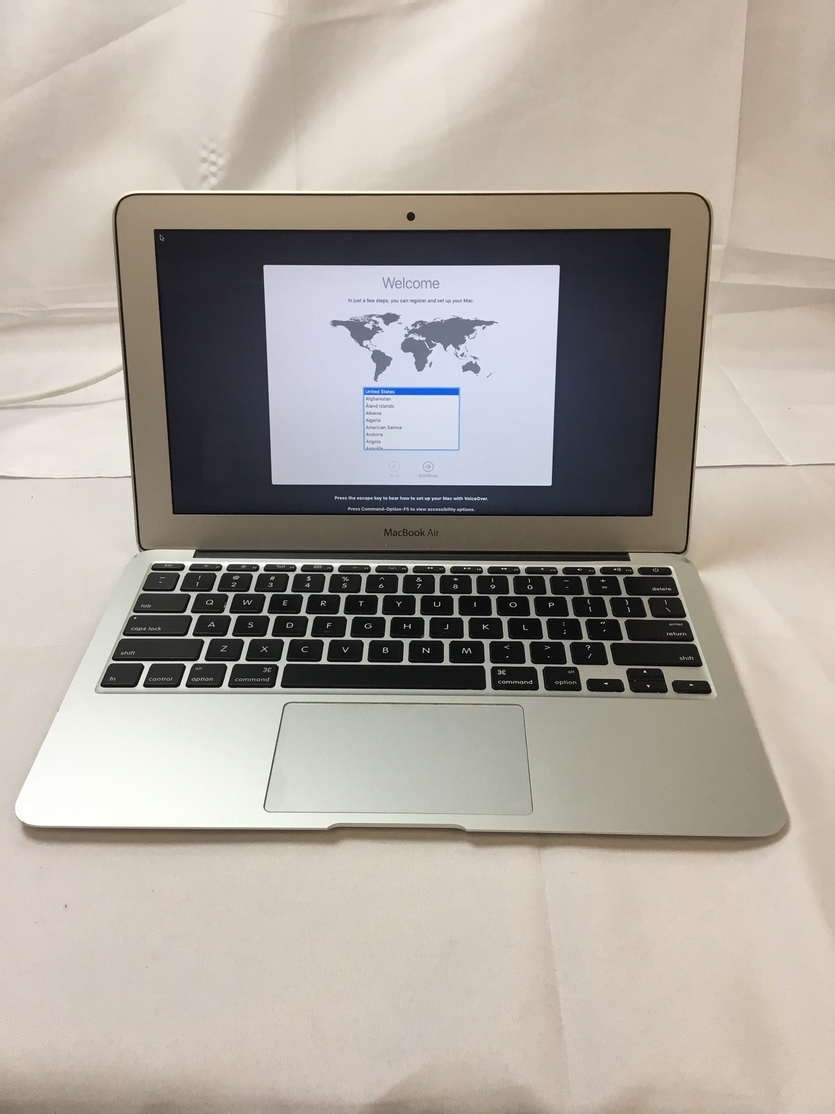 Apple MacBook Air (E2015) “Core i5″ 11.6” 1.6 GHz 4 GB 128 GB SSD Grade C