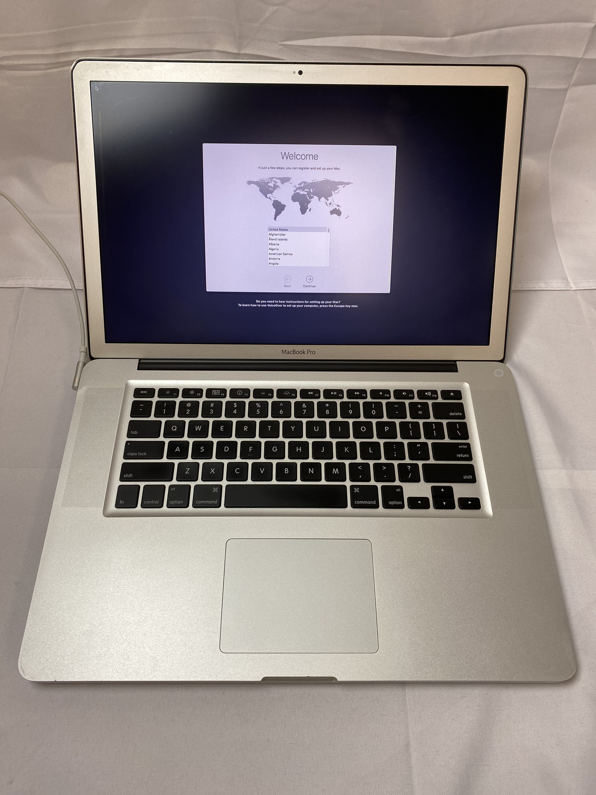 Apple MacBook Pro (E2010) “Core i7″ 15.4” 2.66 GHz 8 GB 256 GB SSD Grade C