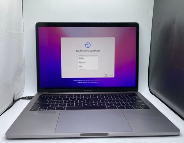 Apple MLH12LL/A MacBook Pro @ 2.9 GHz Core i5-6267U 2.9 GHz  8GB RAM 256GB SSD