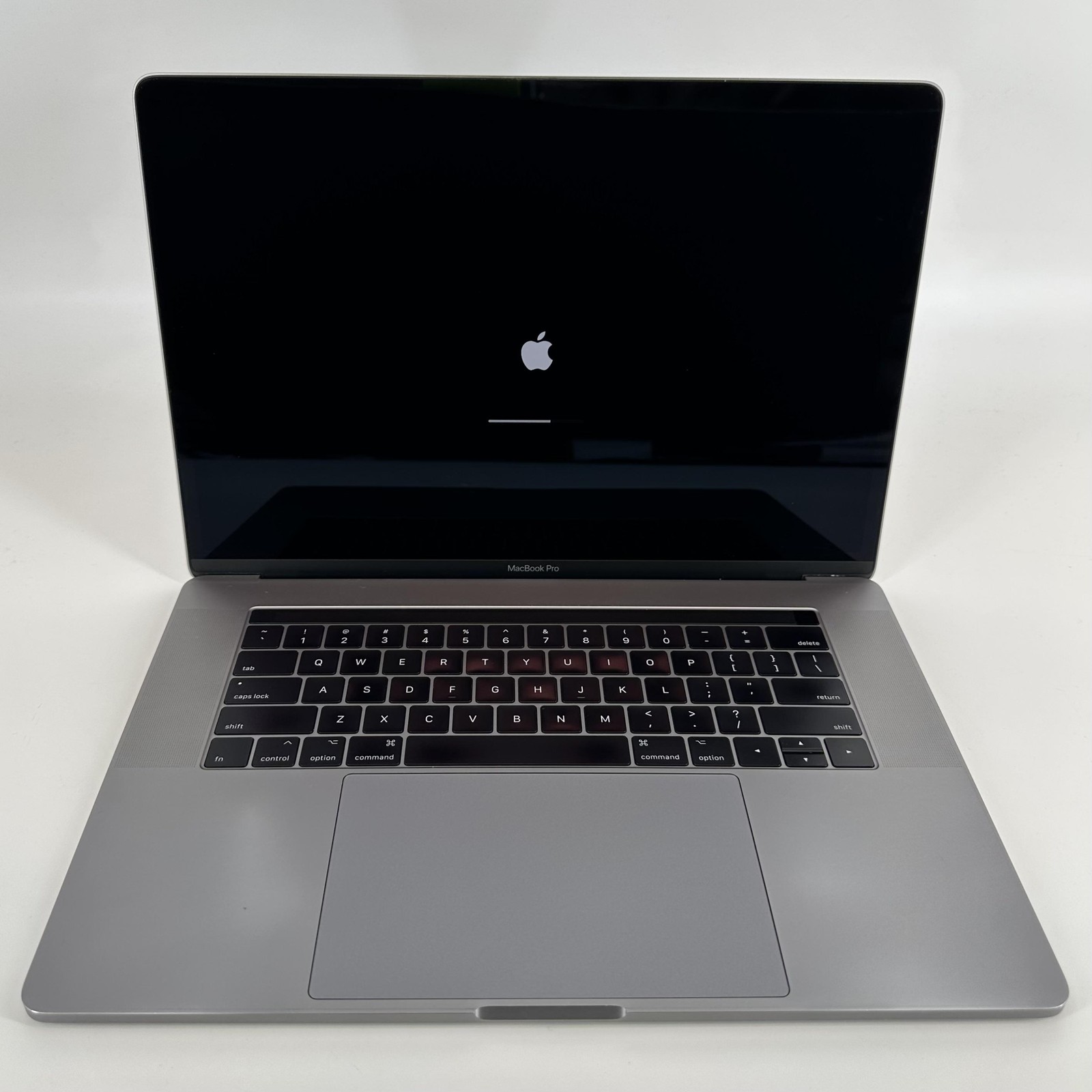 MacBook Pro 15 Touch Bar Gray 2017 2.8 GHz i7 16GB 256GB SSD Radeon Pro 555