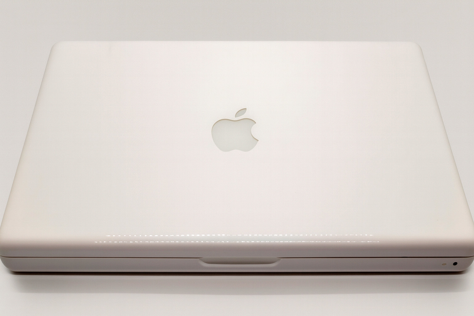 Apple MacBook A1181 – 13″ – 4GB / 128GB SSD – Linux Mint – New Battery – Works