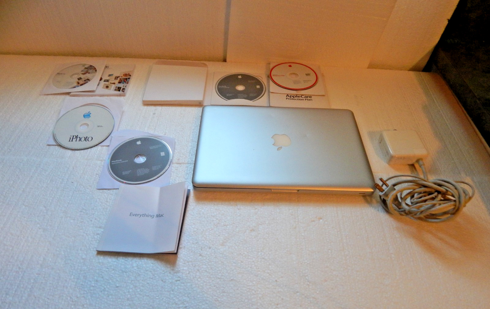 Apple MacBook  2008  OX 10.8Core 2 4 GHz A1278 4GB RAM 240 GB HDD Office