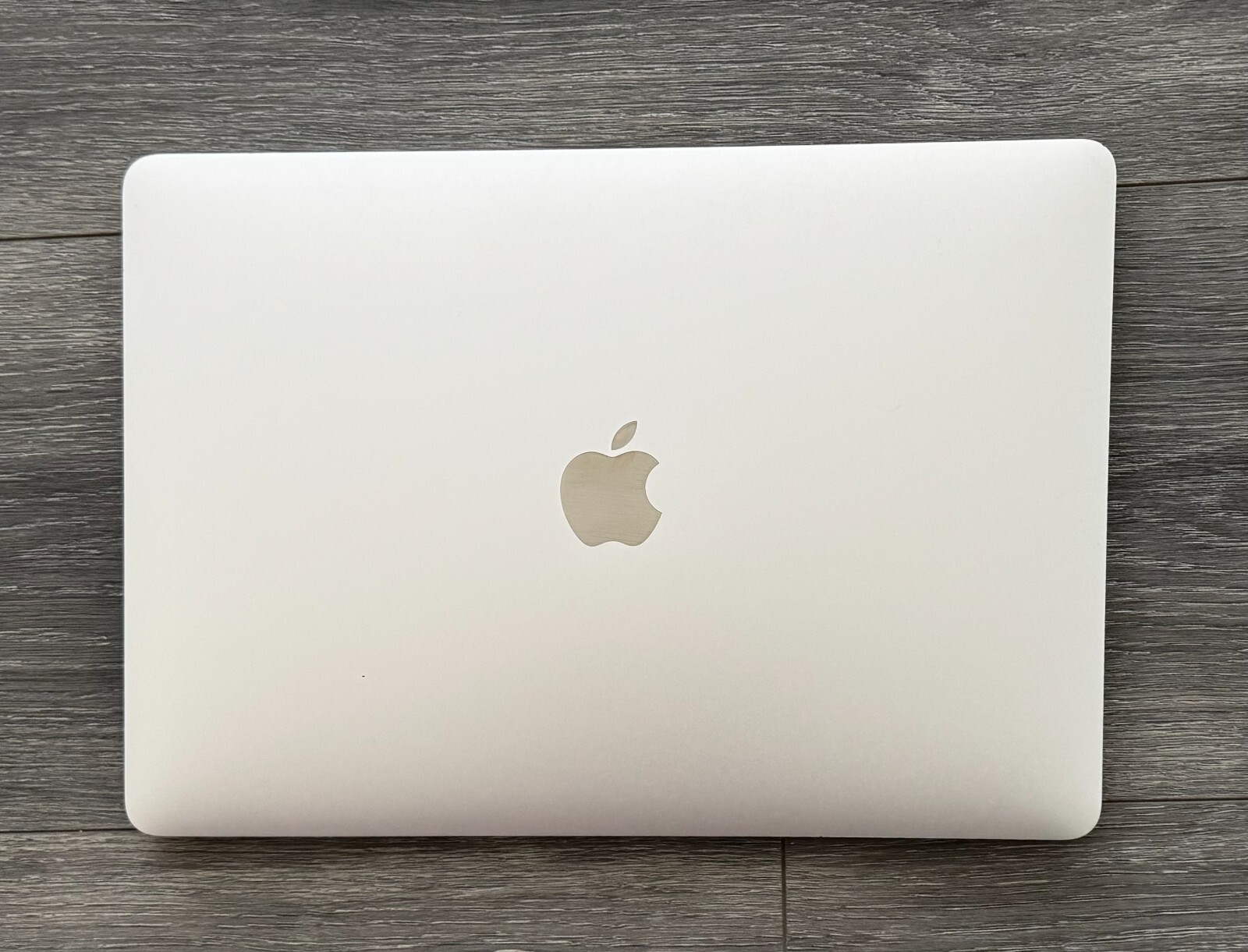 Apple MacBook Pro Core i5 2.3GHz, 13.3-inch, 8GB RAM, 256GB SSD, color silver