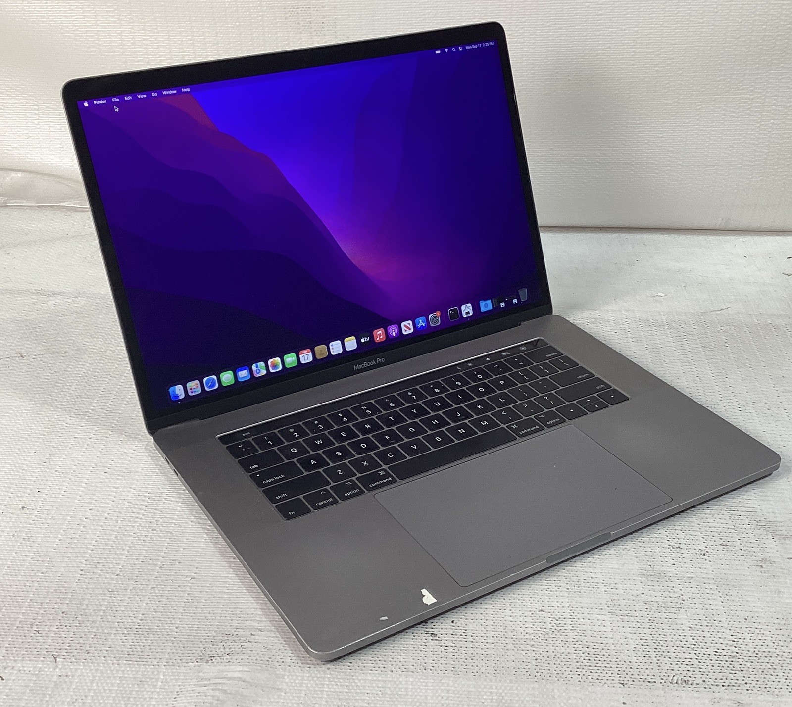 2017 Apple MacBook Pro 15″ A1707 i7-7700HQ 2.8GHz 16GB 512GB 547 Cycle See Pics