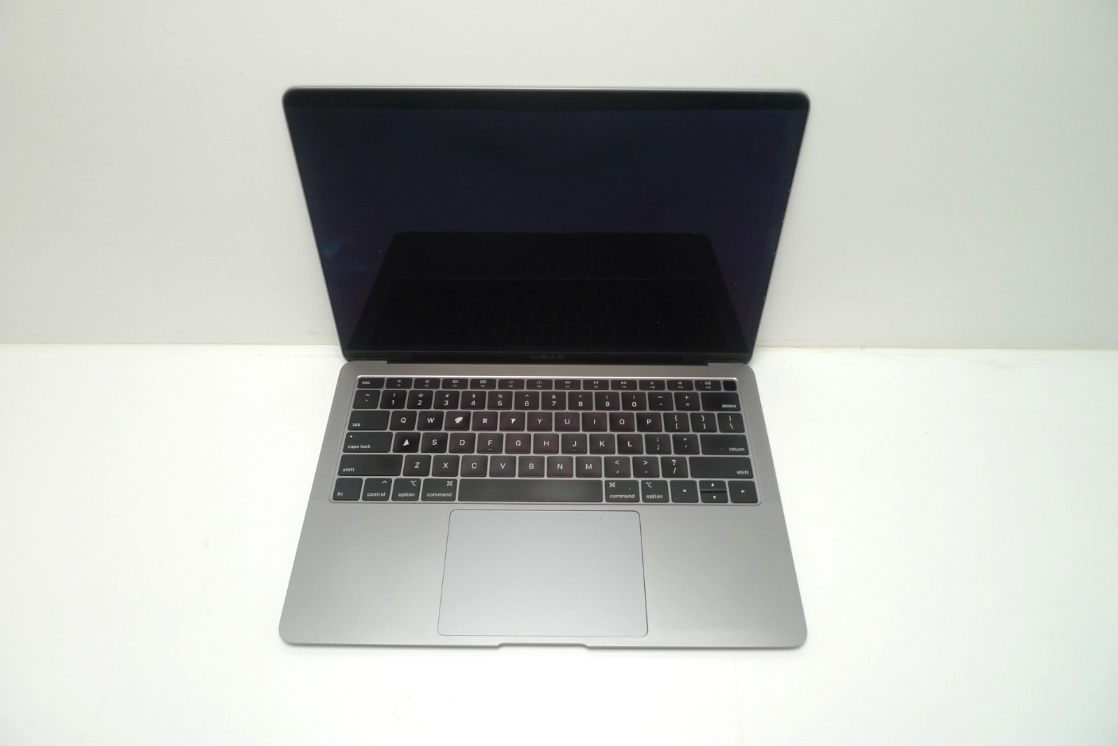 Apple MacBook Air 13″ 2018 | i5-8210Y | 8GB RAM | 256GB NVMe | 232 Cycles | Read