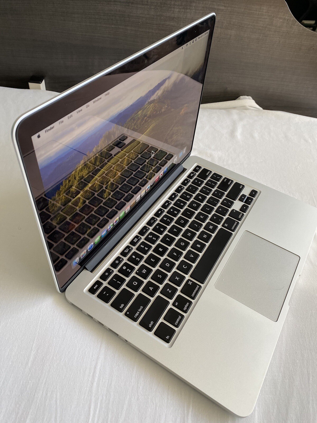 Apple Macbook Pro 15″ – Intel Core i7 – 16 GB RAM 256GB SSD macOS 14.x SONOMA