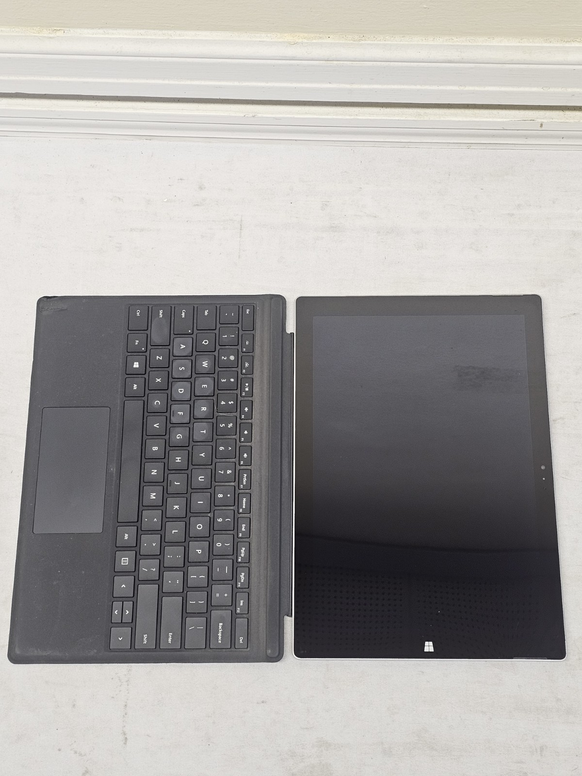 Microsoft Surface 1631 – i5-4300u – 4GB RAM – 128GB SSD – BAD BATT – Windows 10