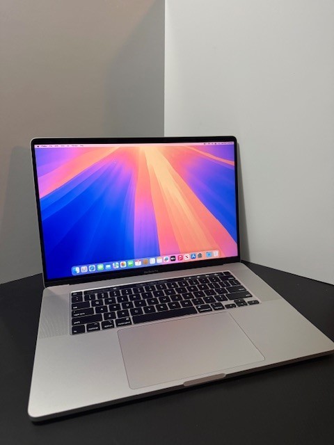 16″ MacBook Pro Silver 2.4GHz i9-9980HK | 32GB RAM | 512GB SSD | 5500M