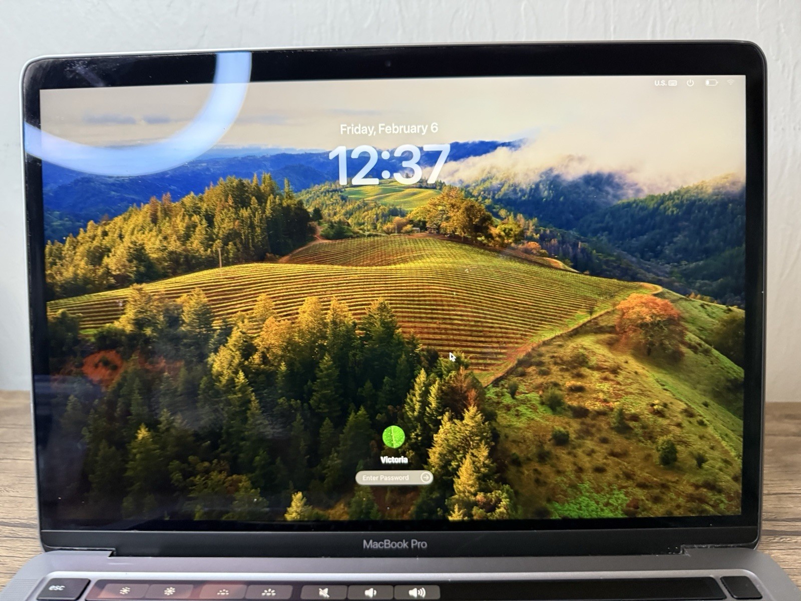 Apple MacBook Pro 13.3″ M2 8GB 512GB – MNEJ3LL/A – Scratched – LOOK AT PHOTOS