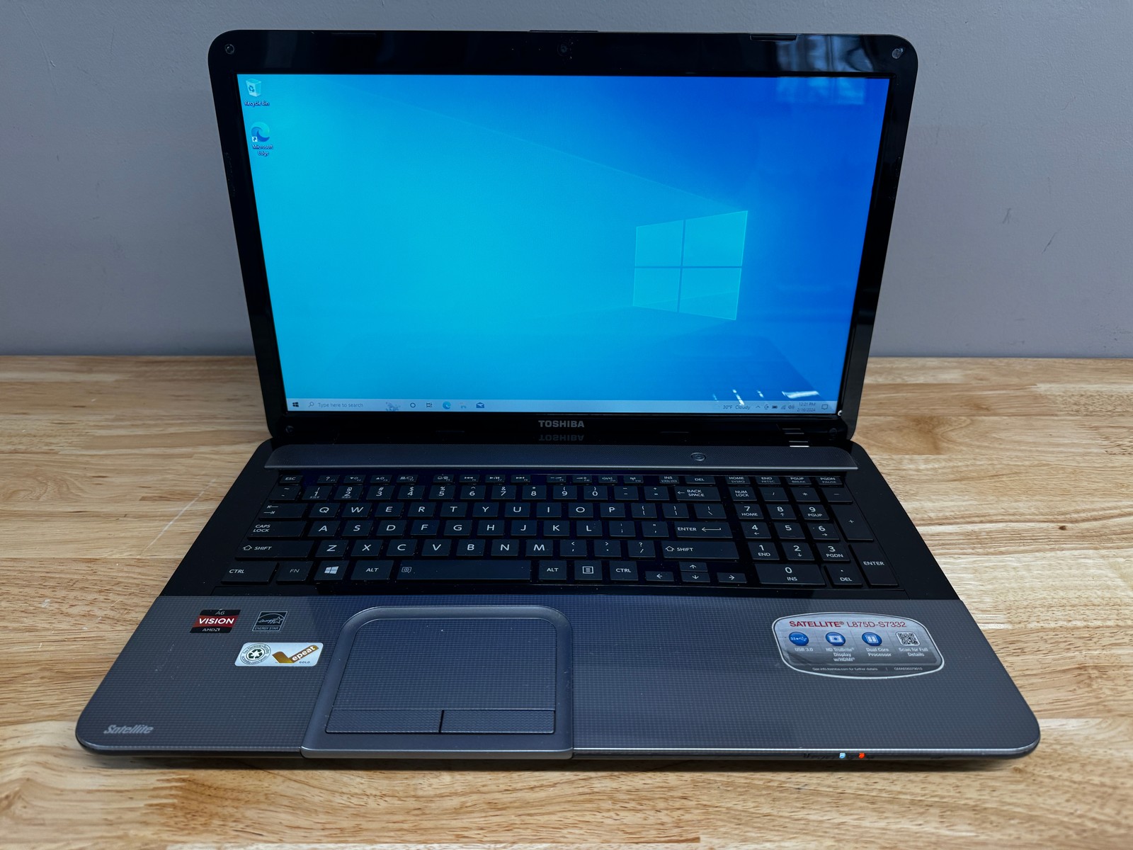 Toshiba Satellite C875 17.3″ Laptop AMD E450, 128GB SSD, 4GB RAM, W10
