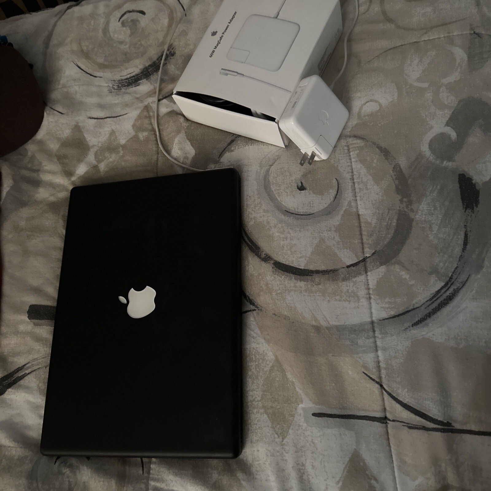 Apple MacBook A1181 13.3″ Laptop – (needs new battery, still runs while plugged)