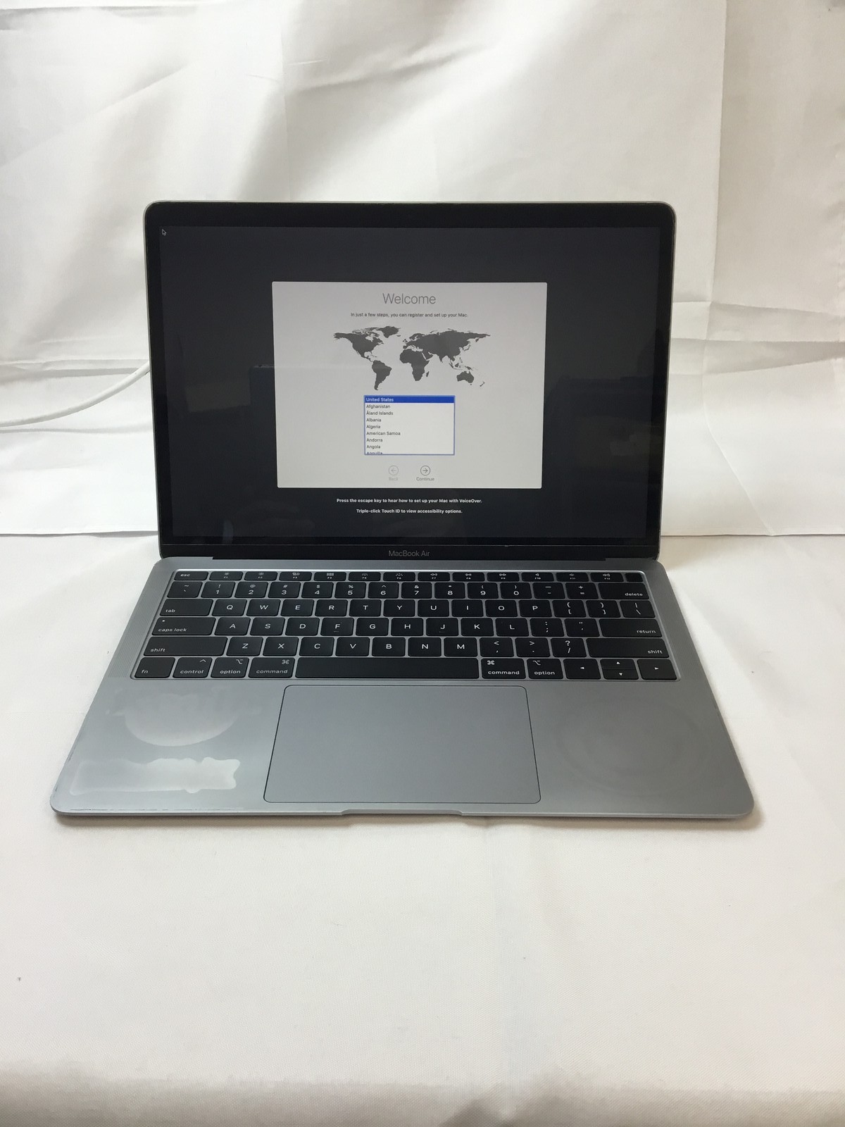 Apple MacBook Air (M2019) “Core i5” 1.6 GHz 8 GB 128 GB SSD Grade C