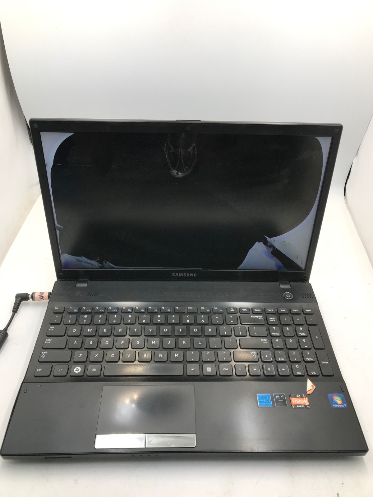 Samsung 305V AMD A6-3410MX 15″ Laptop 4Gb RAM- BOOTS/BROKEN DISPLAY  -MZ