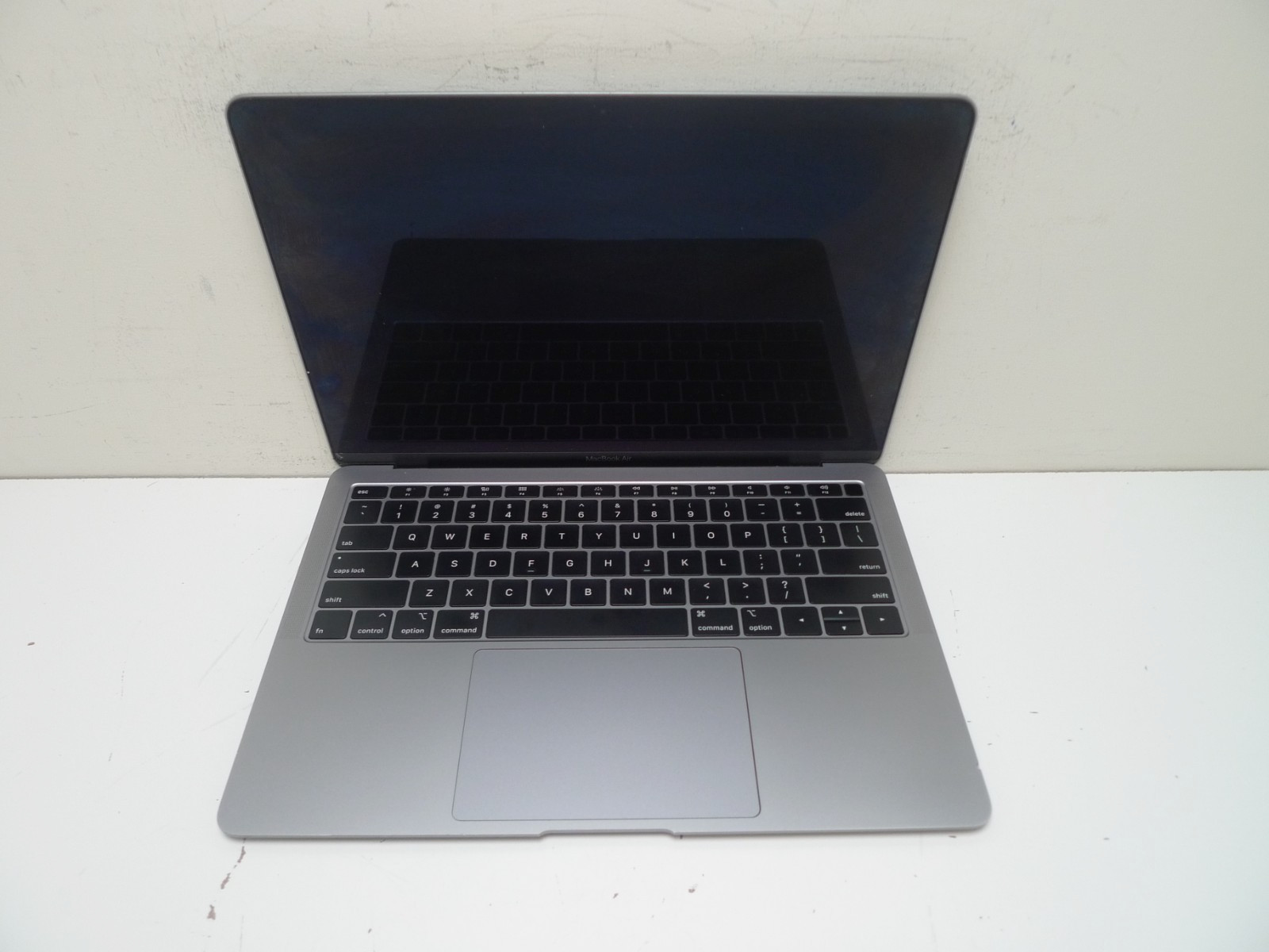 MacBook Air 13″ 2019 | i5-8210Y | 8GB RAM | 256GB NVMe | 452 Cycles | Bad Sound
