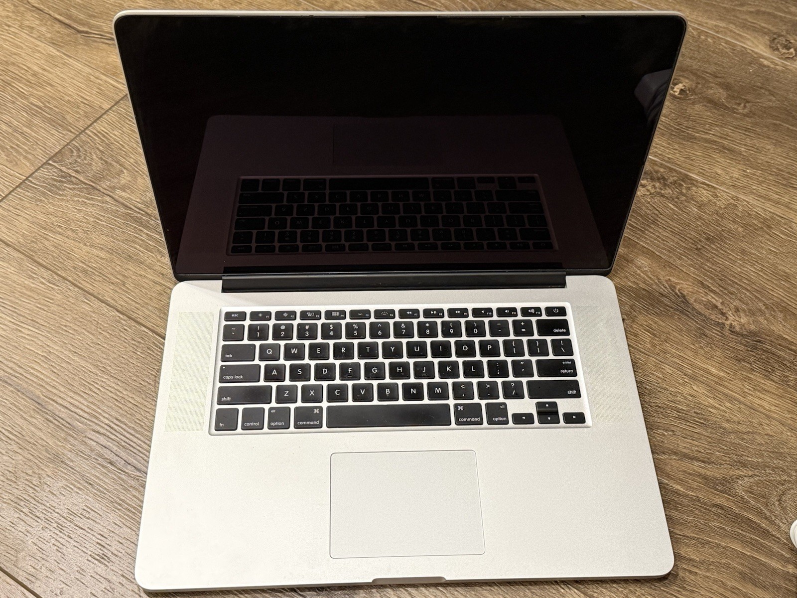 Apple MacBook Pro A1398  Laptop 15″ 8GB RAM 256GB SSD (READ)