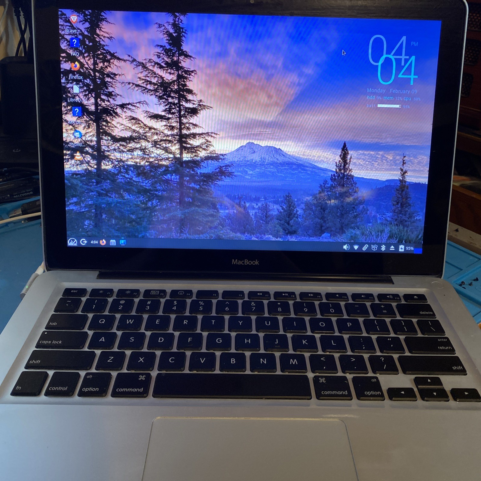 Apple Macbook A1278-C2D 2.0 GHZ,8GB,128GB SSD, MX Linux- New Battery!