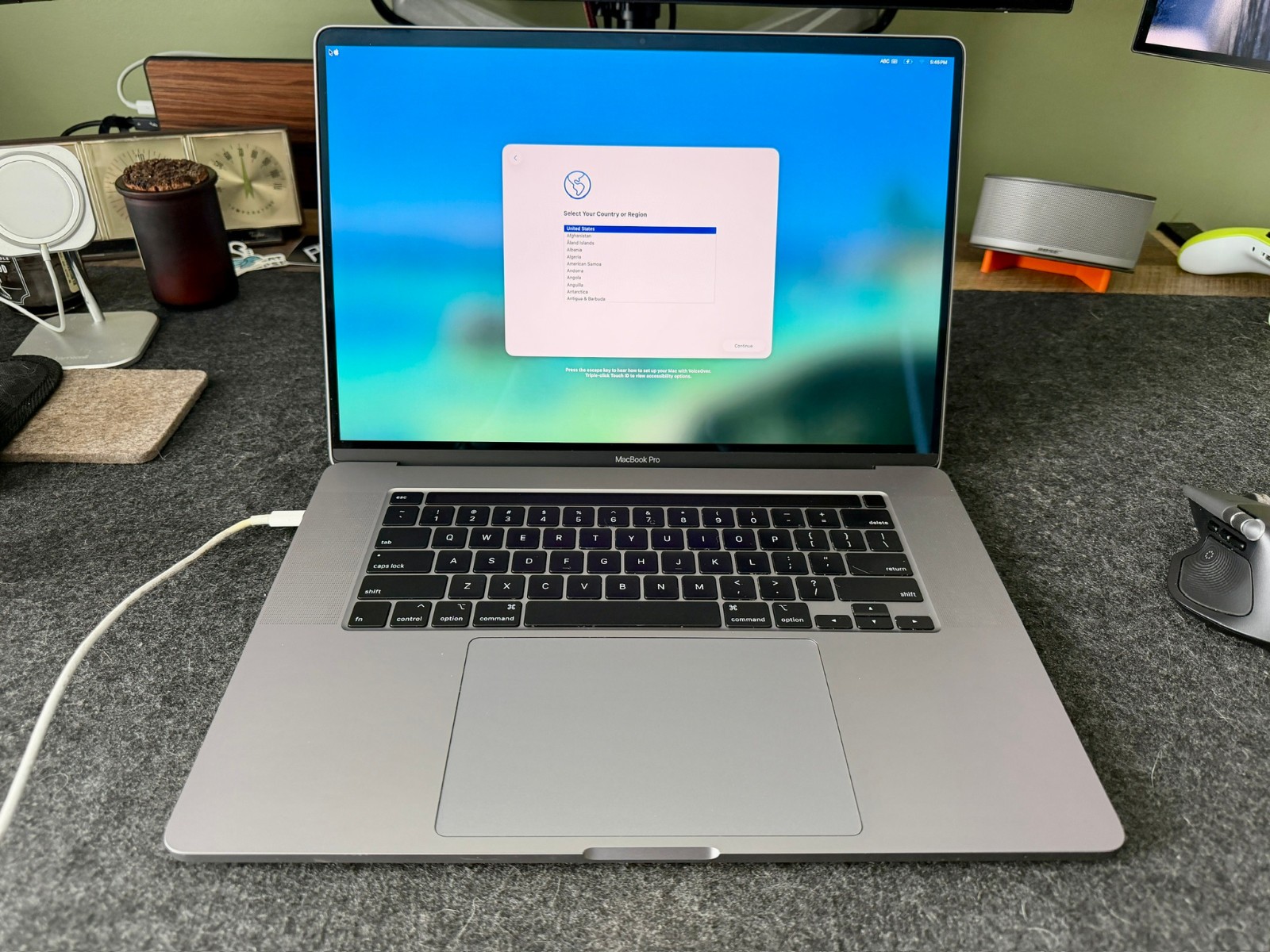 Gorgeous 2019 Apple MacBook Pro A2141 16″ i9 32GB 2TB Radeon 5500M