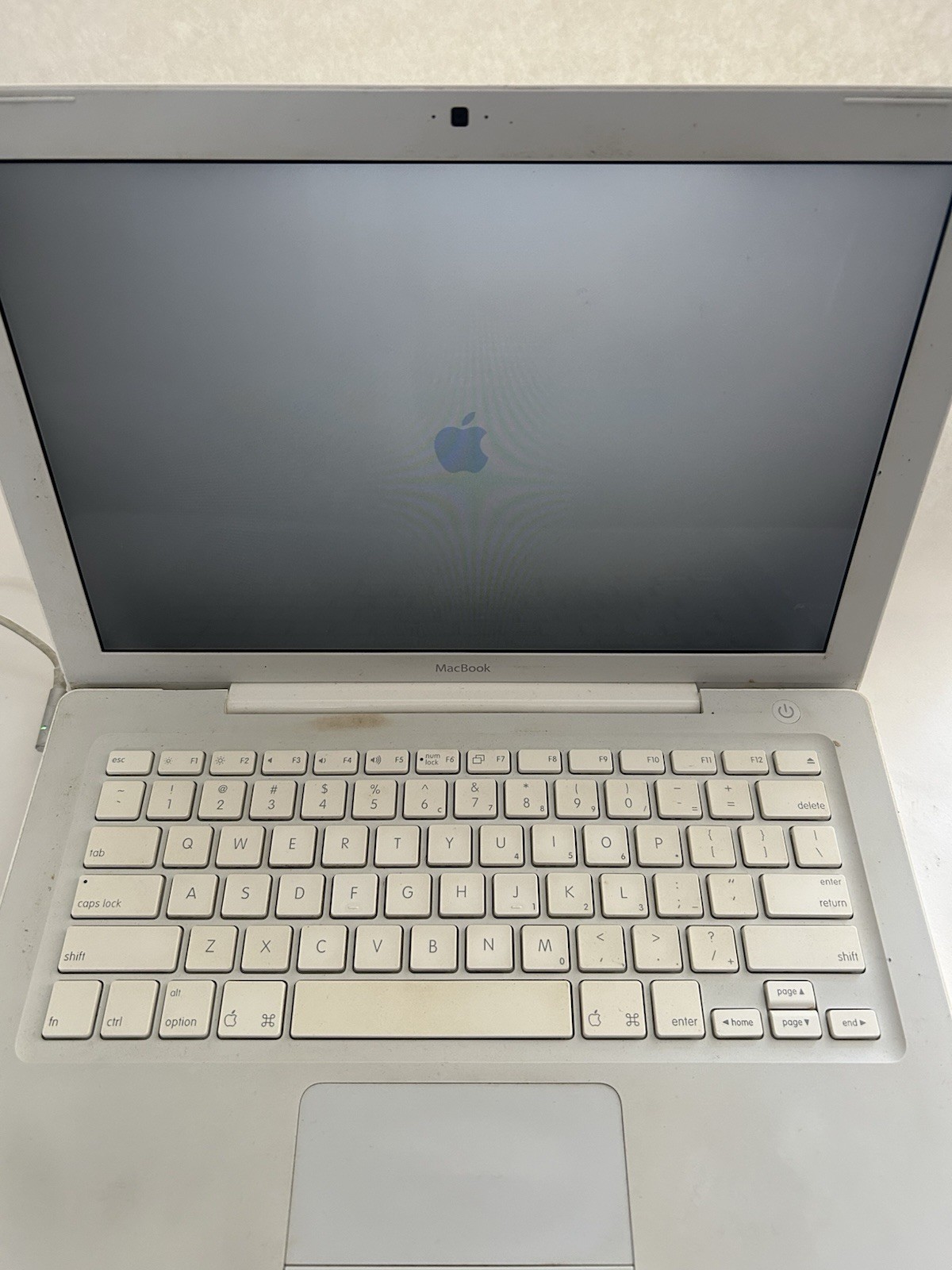 Apple MacBook A1181 White 13″ Laptop   Works “