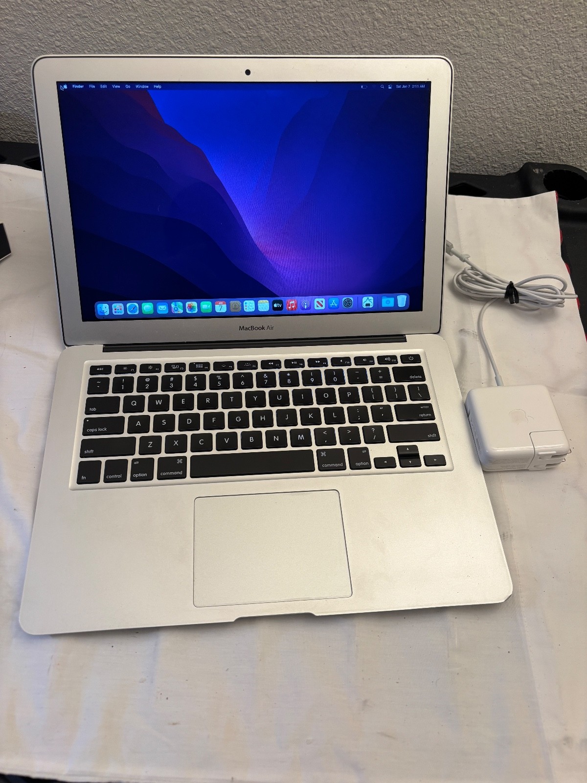 Apple MacBook Air 13.3″ 2017 Core i5 1.8ghz 8GB 256GB SSD  OS Monterey A1466
