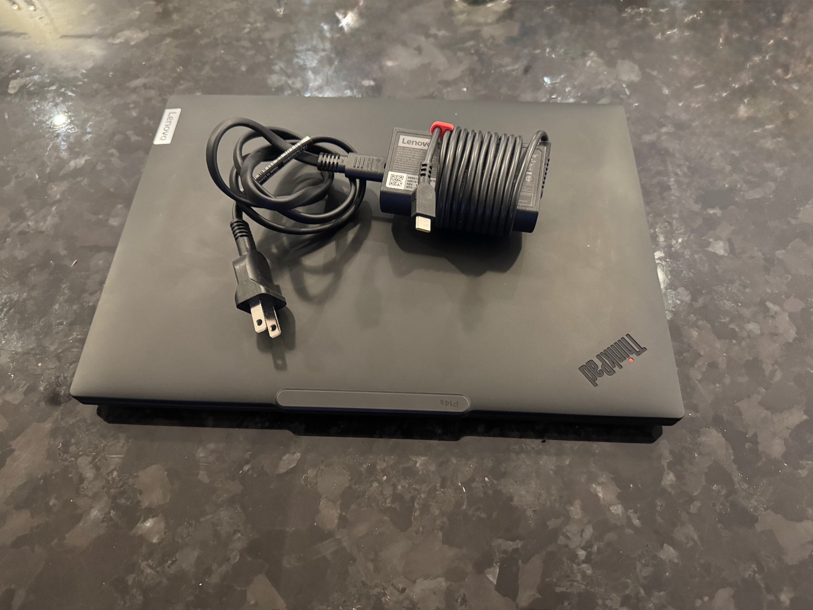 Lenovo Thinkpad P14s Gen 5, OLED 2.8k 120hz, AMD 8840hs, 64gb DDR5, 1tb SSD, AC