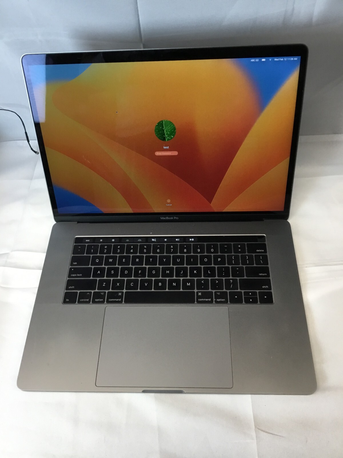 Apple MacBook Pro (M2017) “Core i7” 2.8 GHz 16 GB 256 GB SSD Grade C