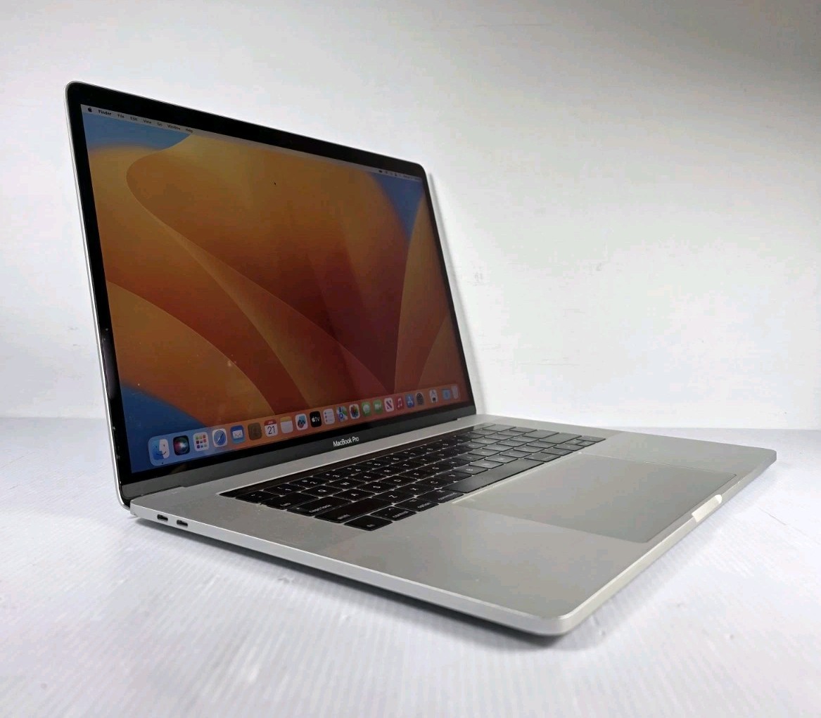 APPLE MacBook Pro Retina 15″ | 2017  i7- 2.9GHz 16GB – 512GB SSD Silver Laptop