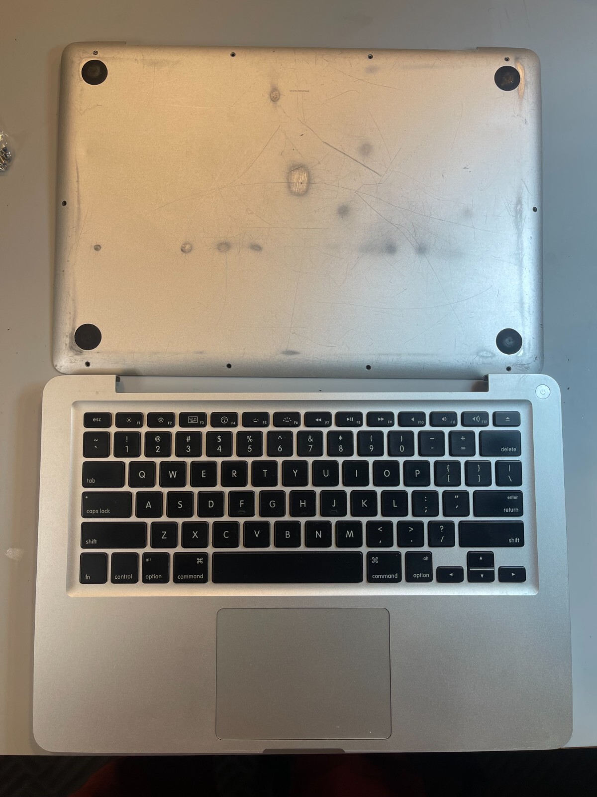 Apple MacBook Pro A1278 2009/10 13″ Genuine Palmrest w/Keyboard Touchpad Speaker