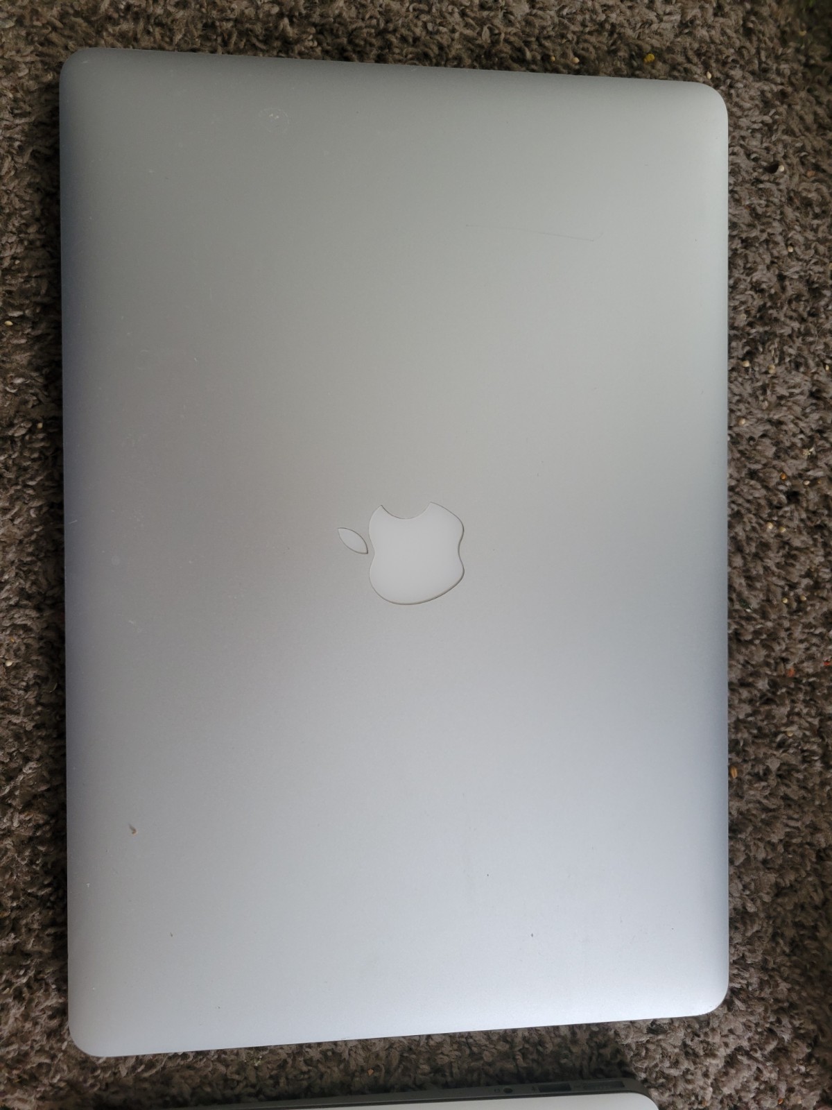 2 Apple MacBook Air  Laptops
