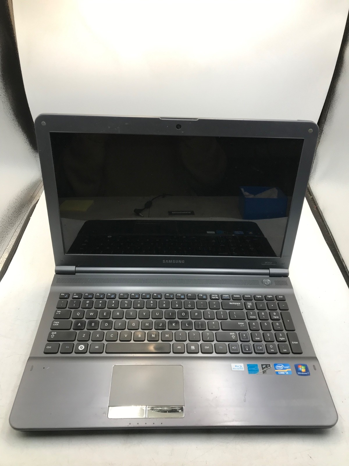 Samsung RC512 Intel Core i3 15″ Laptop-POWERS/BROKEN RAM CLIPS- MZ