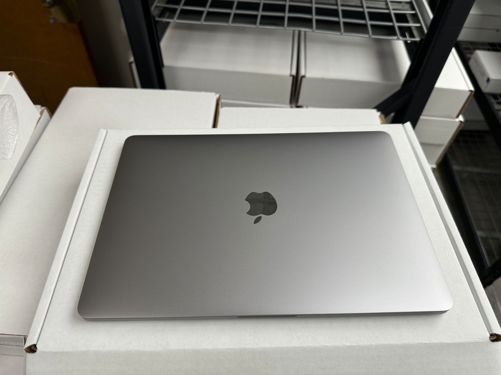 2017 Apple Macbook Pro 13” (Core i7-7567U 3.5GHz 16GB RAM 1TB SSD) Gray, Good