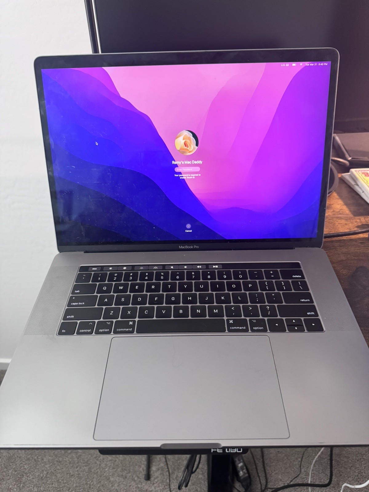 2017 Apple MacBook Pro 15″ 90%+ i7 3.1GHz/16GB/512GB SSD (Gray) A1707 w/Warranty