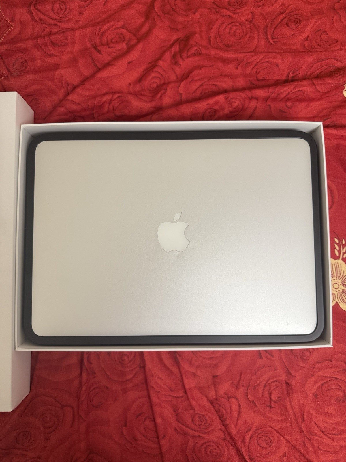 Apple MacBook Air 13.3in (256GB SSD, Intel Core i5 5th. Gen., 1.6GHz, 8GB RAM)