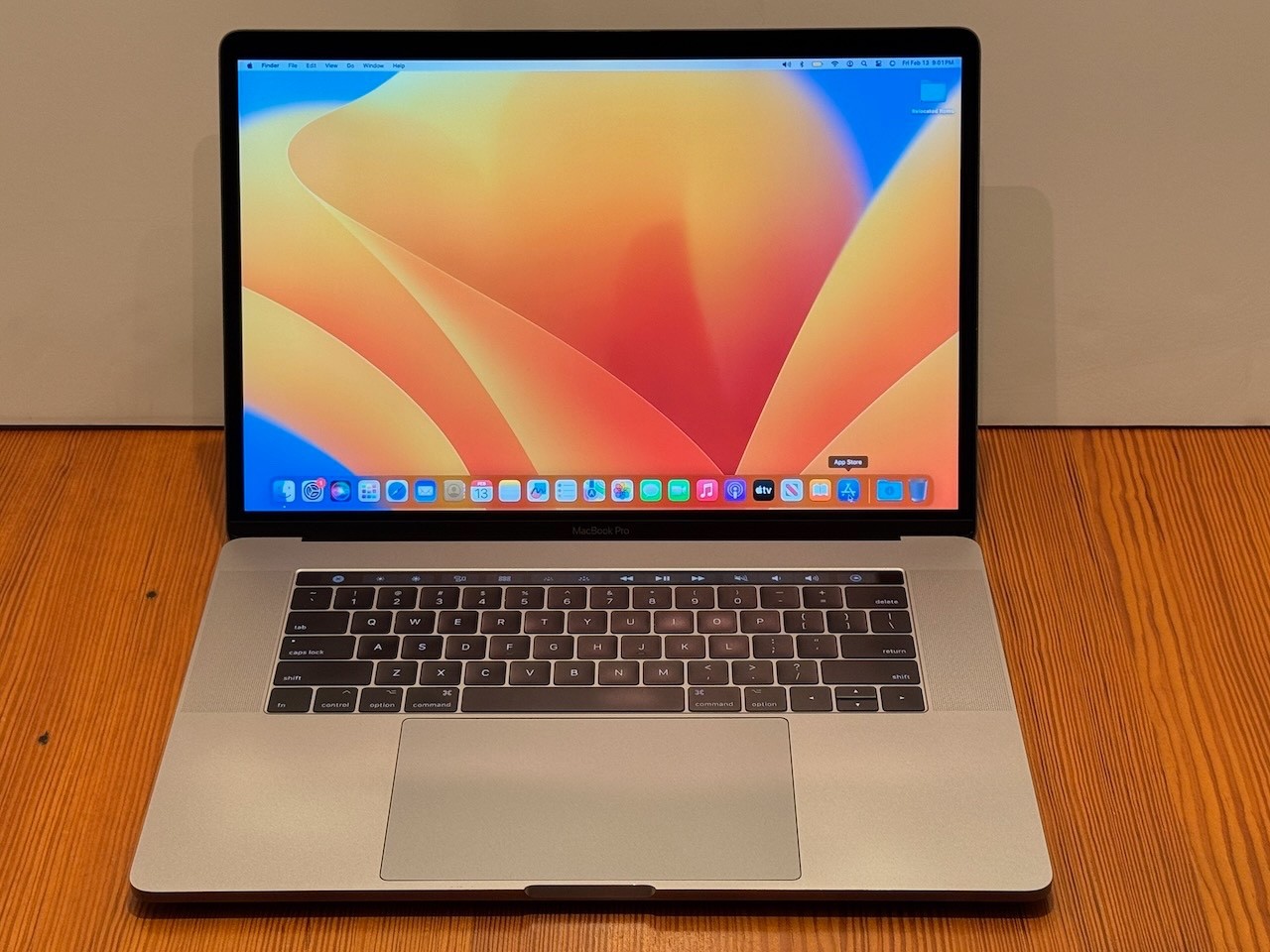 LOADED!! Apple MacBook Pro Retina 15″ 2.6 i7 + TouchBar + 2024 OS + 512 GB SSD!!