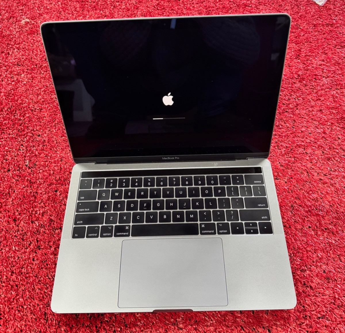 A1706 Apple Macbook Pro 13′ 2017 Space Gray – For Parts/Repair (Read)
