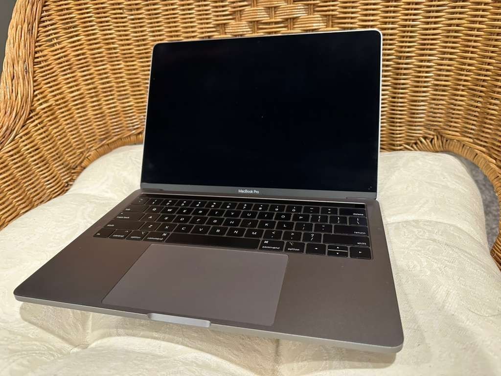 Apple MacBook Pro 13.3″ (128GB SSD, Intel Core i5 8th Gen., 3.90 GHz, 8GB)…