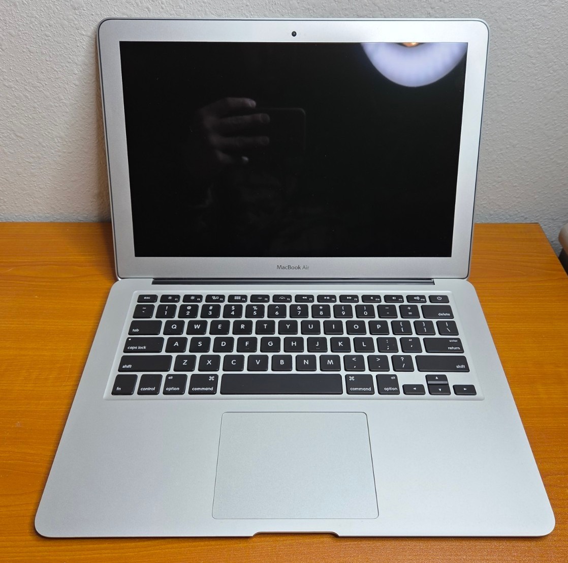 Apple MacBook Air 13.3″ 2017 Core i5 1.8ghz 8GB Ram 128GB SSD OS Monterey (MINT)
