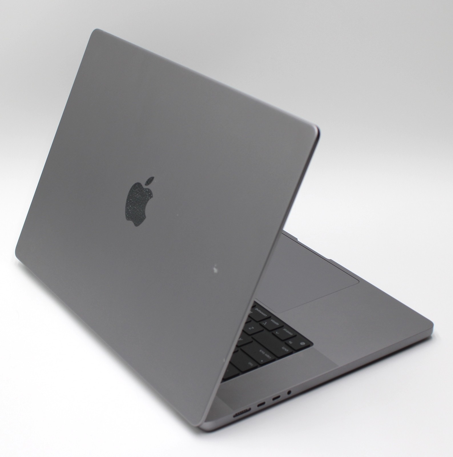 Apple MacBook Pro A2485 M1 Pro Chip 16GB RAM 1TB SSD Tahoe OS – Cosmetic