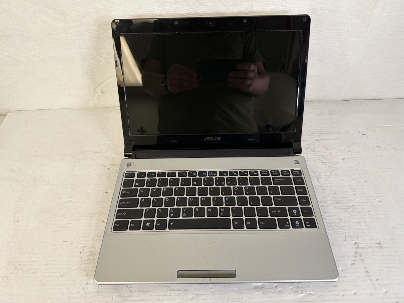 ASUS UL30A Intel Core 2 Duo U7300 1.3 GHz 4GB RAM No HDD/OS/Batt – Boots -Works