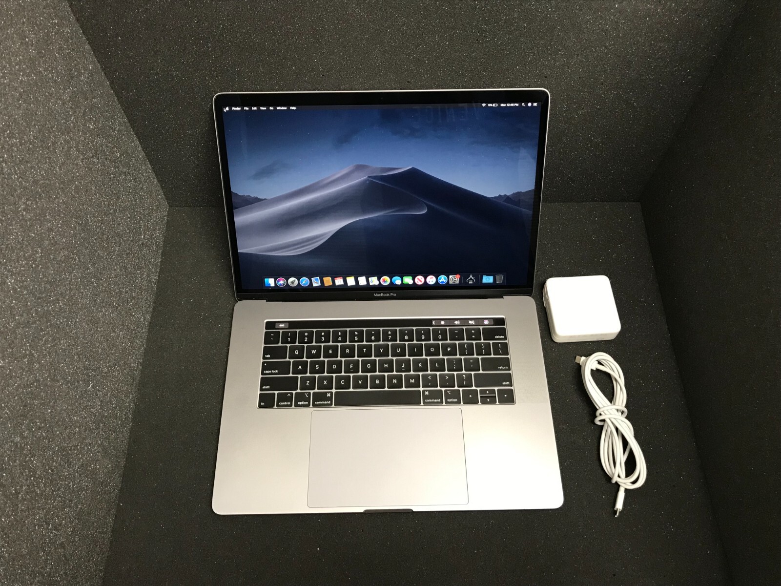 Apple Macbook Pro  2018 15″ Touch Bar Intel Core i9-8950HK 16GB 250GB SSD A1990