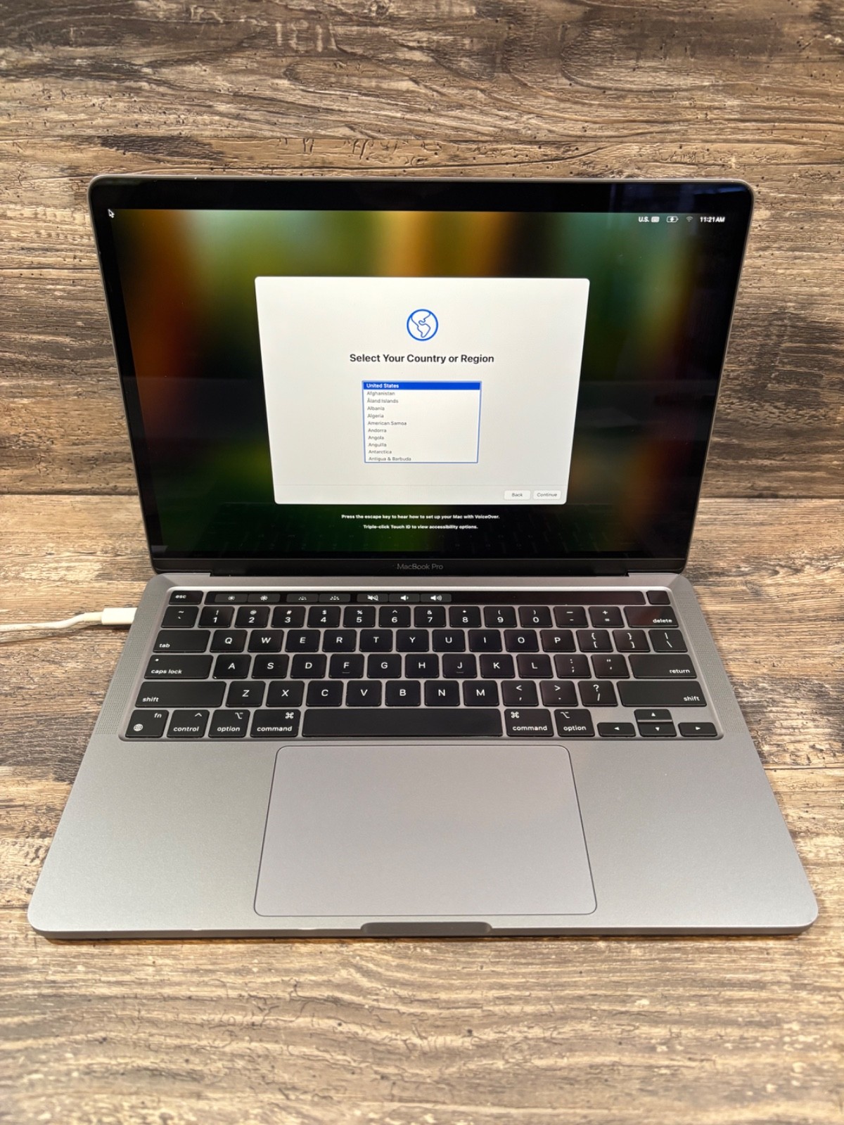 Apple MacBook Pro 2020 13″ | M1 8/8 core CPU/GPU | 16GB 256GB SSD Bezel issue