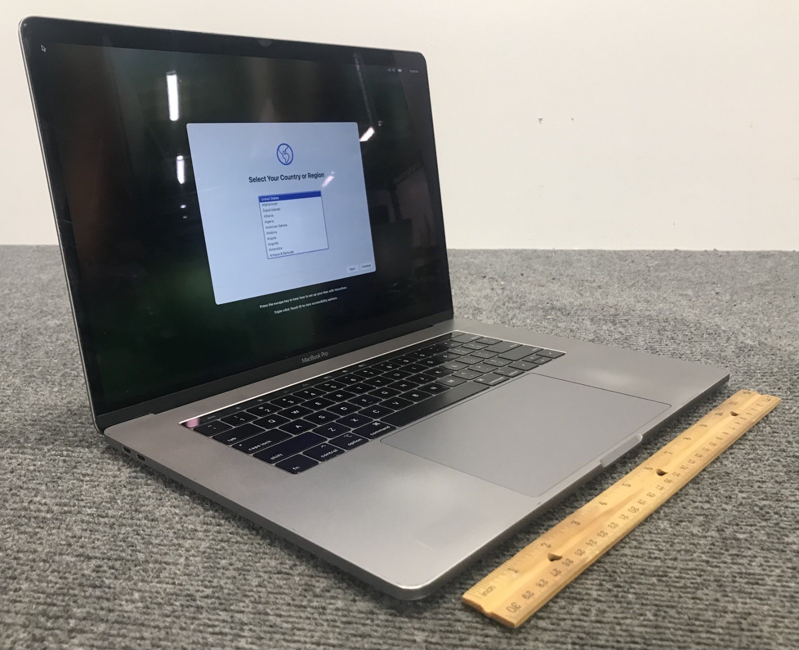 Apple MacBook Pro A1990 MR932LL/A 2019 15.4″ i7-8750H 16GB RAM 512GB NVMe, As Is