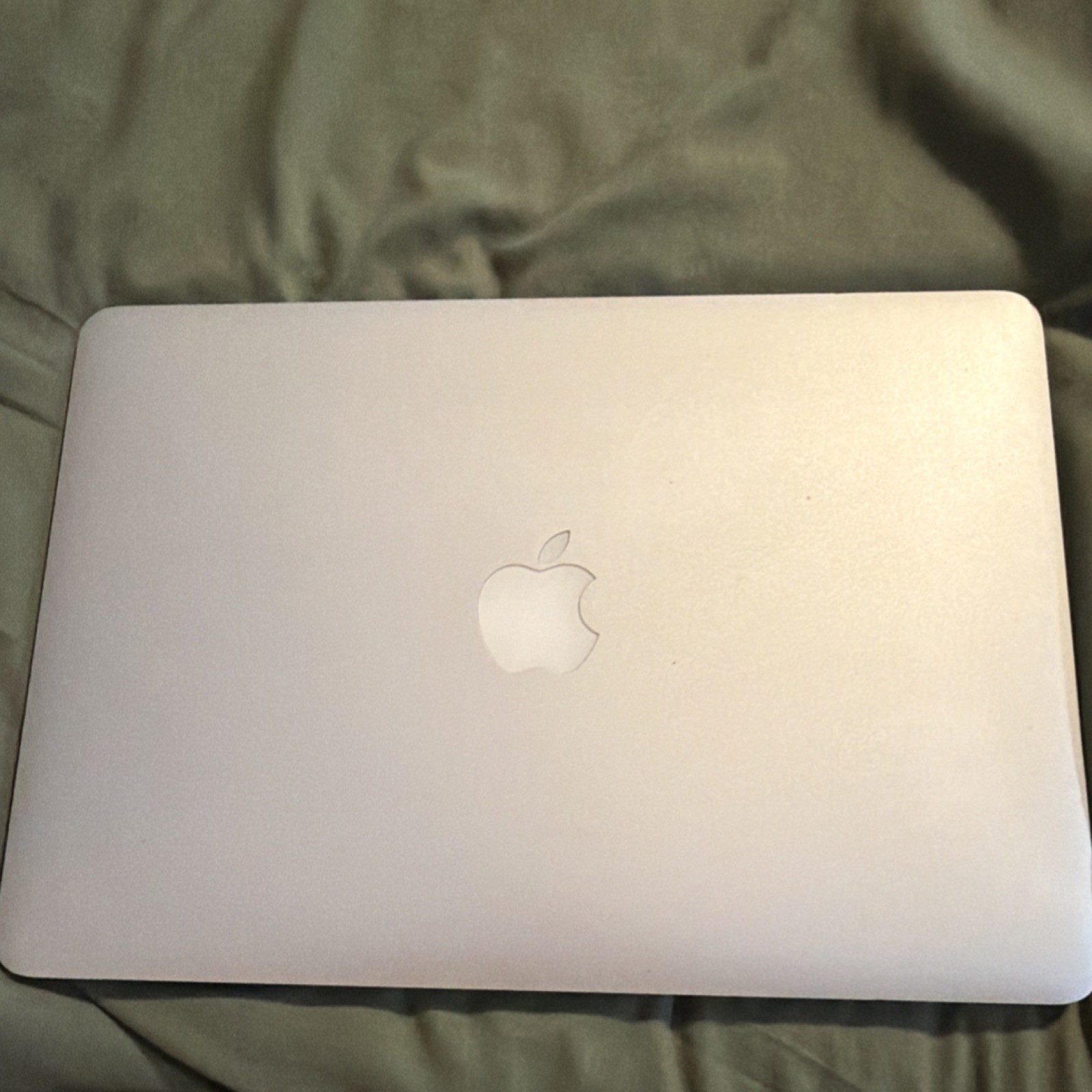 Apple MacBook Air 13-Inch Laptop Silver Wi-Fi Bluetooth Built-in Webcam