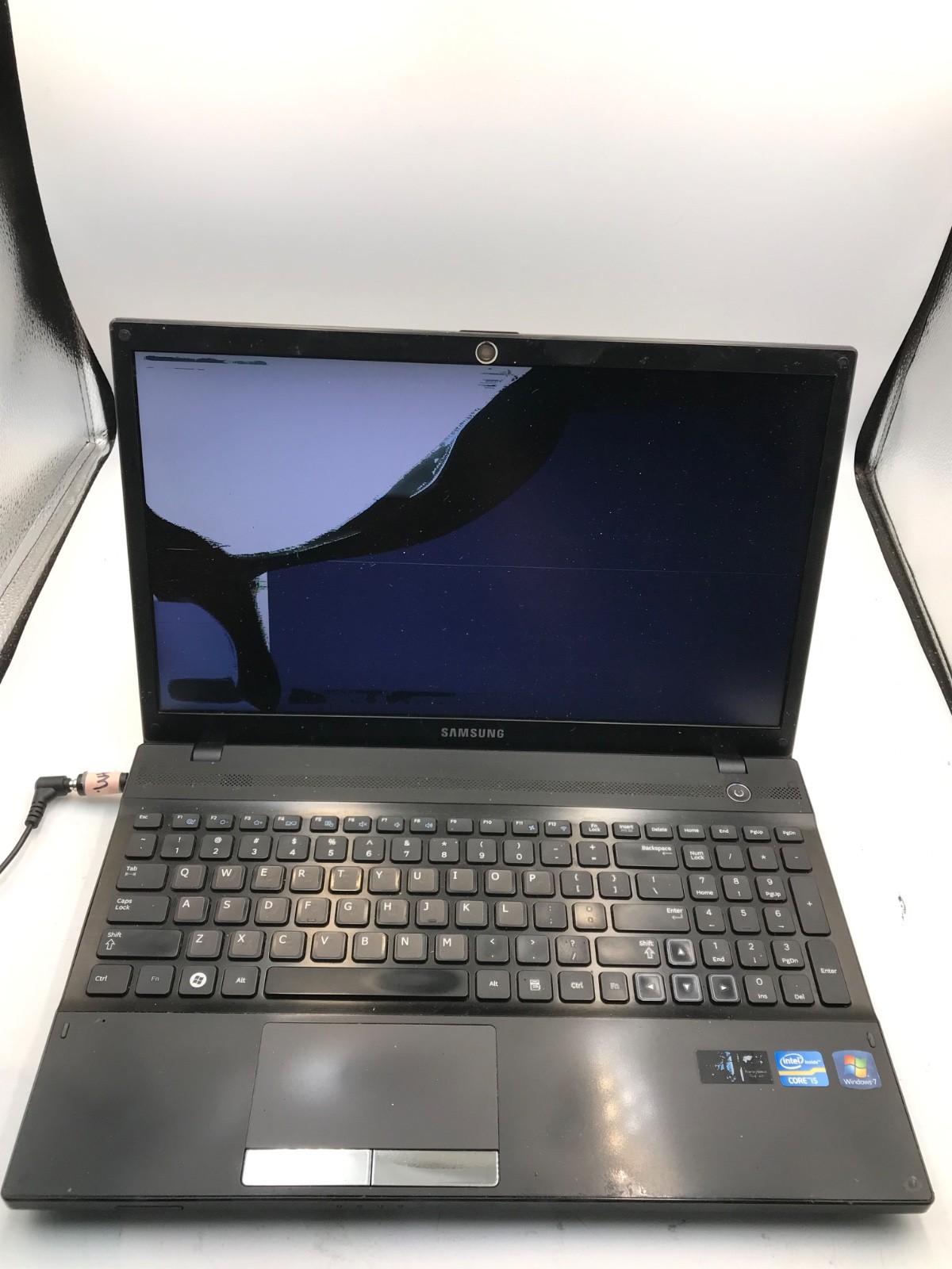 Samsung 300V Intel Core i5-2450M 15″ Laptop – BOOTS/BAD DISPLAY -MZ